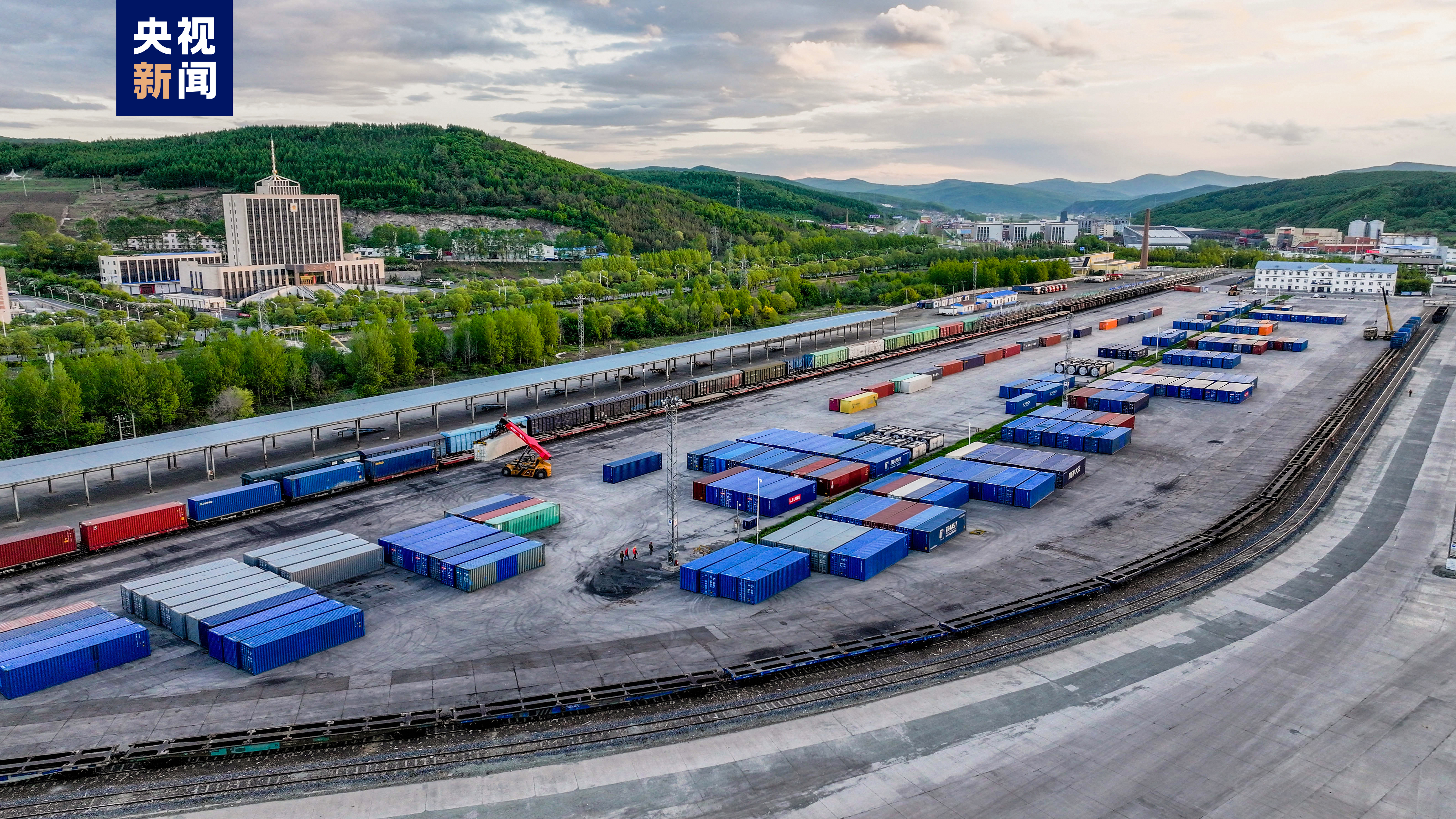 首页>信息动态>新闻动态> 绥芬河口岸是黑龙江省最大的对俄陆路口岸